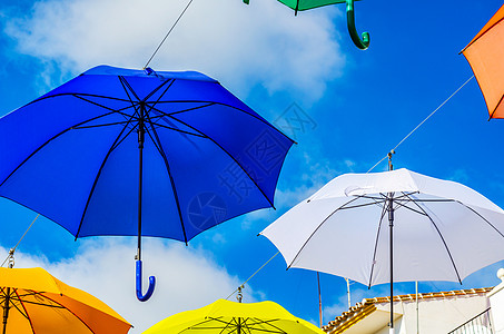 五颜六色的雨伞城市街道装饰 挂着七彩的你 情绪图片
