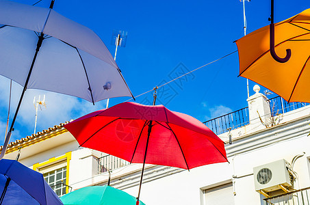 五颜六色的雨伞城市街道装饰 挂着七彩的你 庆典 阳伞图片
