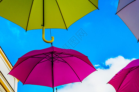 五颜六色的雨伞城市街道装饰 挂着七彩的你 建筑 庆祝图片
