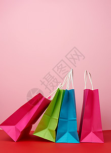 4个空的多色纸袋 用于购物和带W的礼品图片