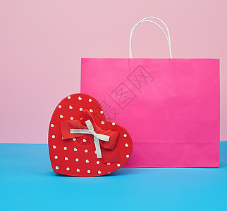 红色纸箱 带有礼品和粉红纸袋供购物图片