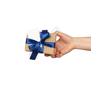手握包装的礼物 在棕色手纸上 女性 圣诞节 工作室图片