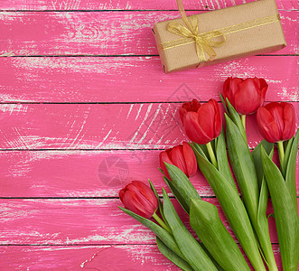 红色盛开的郁金香花束 配有绿色叶子 包装礼物i 母亲 开花图片