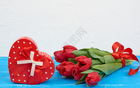 红色盛开的郁金香花束 配有绿叶 包装礼物 卡片 丝带图片