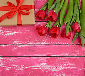 红色盛开的郁金香花束 配有绿色叶子 包装礼物i 母亲 女性图片