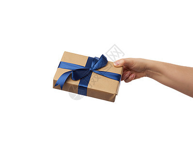 手握包装的礼物 在棕色手纸上 假期 圣诞节 成人图片