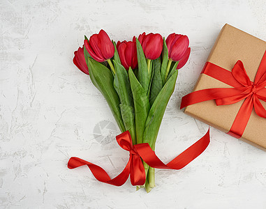 红色盛开的郁金香花束 配有绿色叶子 包装礼物i 春天图片