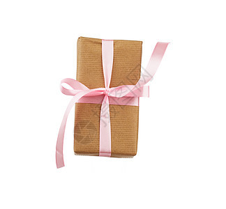 用棕色牛皮纸包裹的盒子 用粉色丝带系着 工艺图片