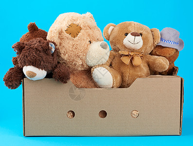 带有各种泰迪熊的棕色纸板盒 志愿服务 慈善机构 玩具 关心图片