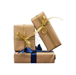 包裹在棕褐色的Kraft纸上并绑有丝绸的一叠礼物 盒子 派对图片