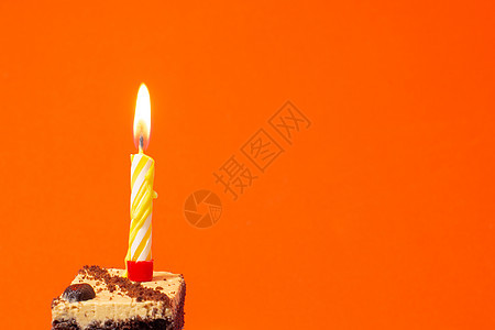 鲜红色背景上蛋糕上的节日燃烧蜡烛图片