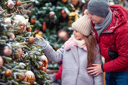 新的一年 在雪地的fir -tree树枝附近的小快乐女孩 假期 爸爸图片