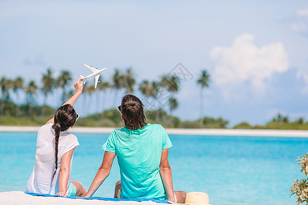 暑假时在白沙滩上的年轻家庭 热带 爱 海岸图片