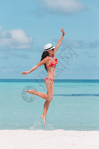美丽的女人在白色沙沙热带海滩上放松 比基尼 海滨图片