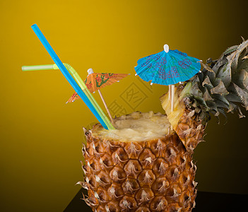 菠萝里鸡尾酒图片