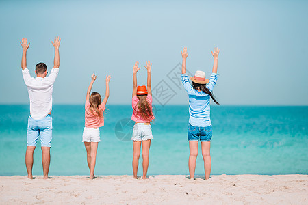 快乐的家庭在海滩上玩得开心的照片 夏季生活方式 旅行 异国情调图片