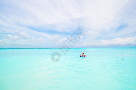 小女孩在海中用可充气的空气床垫放松 乐趣 冲浪板图片