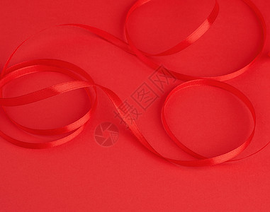 情人节卡通红色背景上扭曲的红色丝绸闪亮丝带 漩涡 节日背景