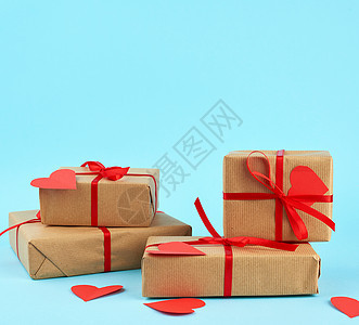 一叠用棕色牛皮纸包裹的礼物 用一根绳子绑起来 绳索图片