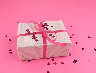 用棕色牛皮纸包裹的盒子 用红色细丝扎起来 购物 礼物图片