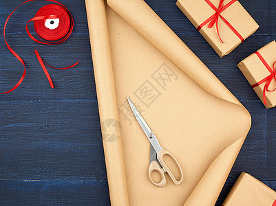 棕色克拉夫包装纸卷 装有红色丝绸的盒子 丝带图片