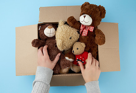带有各种泰迪熊的棕色纸板盒 玩具 蓝色的 团体 捐款图片
