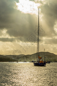 罗德尼湾日落的景色 船上有游艇 加勒比 帆船 运输图片