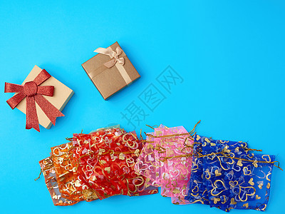 蓝色背景的纺织礼品袋和纸板盒;图片