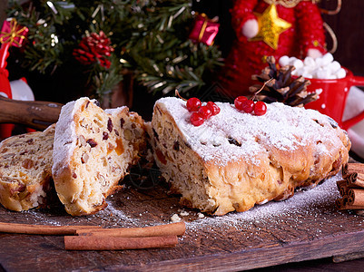 粉碎一个传统的欧洲蛋糕 配有坚果和罐头水果 面包店 圣诞节图片