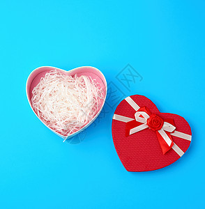 开红红心形礼品盒 蓝底有弓 情人节 盒子 周年纪念日 纸图片