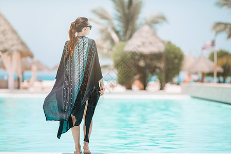 女子在豪华酒店度假胜地游泳池休息 享受完美的海滩度假节日 旅行 假期图片