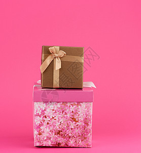 粉红色和金黄色纸板盒 背着粉红色的弓图片