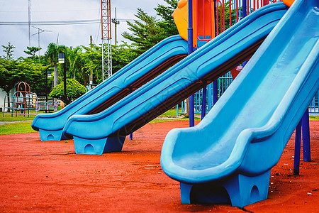 蓝塑料游乐场滑板 快乐的 操场 游戏 公园 孩子 健康图片