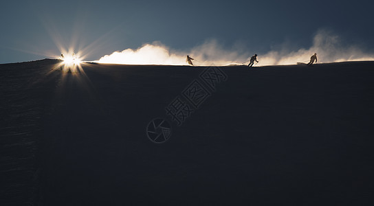 阿尔卑斯山的滑雪者 晴天 天气 蓝色的 高山 血统 阳光图片