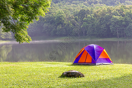在湖边的圆顶帐篷露营 远足 草 游客 场地 草地图片