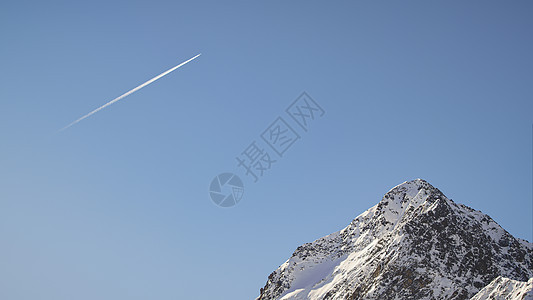 高在地的天空中图片