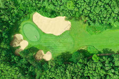 高尔夫球场的鸟瞰图 高尔夫球手将高尔夫球放在上面图片