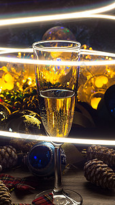 圣诞装饰品上一杯香槟 新耶快乐 红酒杯 蜡烛 波旁酒图片