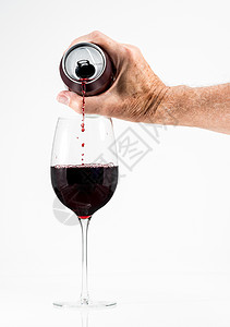 从铝罐里倒一杯红酒的年长成人 来 酒精 红酒杯图片