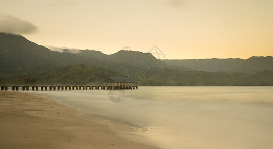 夏威夷Kauai湾Hanalei湾黎明和日出 日光 海洋图片