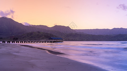 夏威夷Kauai湾Hanalei湾黎明和日出 日光 码头图片