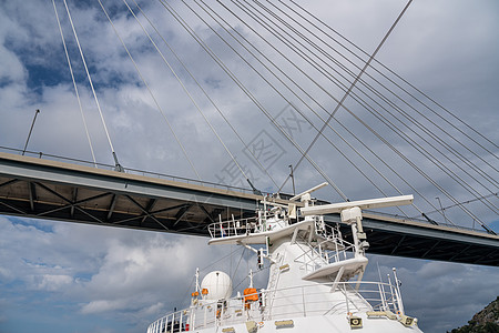 在克罗地亚杜布罗夫尼克港新桥下乘坐游轮 海洋图片