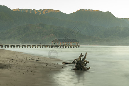 夏威夷Kauai湾Hanalei湾黎明和日出 阳光 全景图片