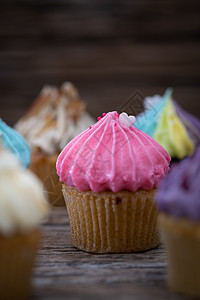 复古背景中的美味迷你纸杯蛋糕 c 的甜点 刨冰 草莓图片