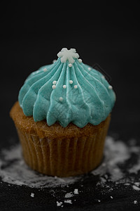 复古背景中的美味迷你纸杯蛋糕 c 的甜点 鞭打 蓝色的图片