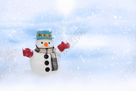 快乐的雪人站在冬天的圣诞节风景中 雪堆 季节图片