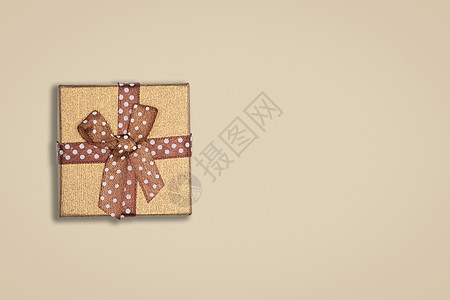 褐色背景的吹风礼品盒顶部视图 带有复制空间图片