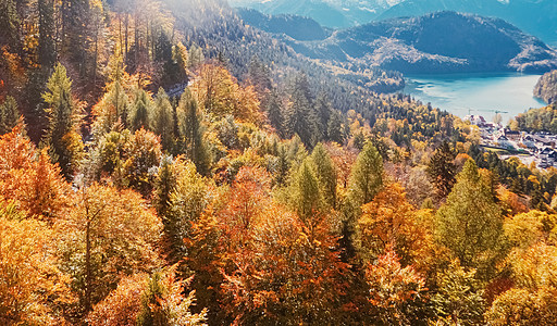 欧洲阿尔卑斯山的美丽性质 秋季高山 湖泊和村庄的风景 旅行和旅游目的地等 山脉 巴伐利亚图片