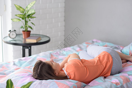 女孩睡在一张窗子背景的床上图片