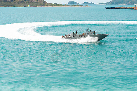 美丽的大海 有船和蓝天空 夏季和放松时间ccuc 海浪 自由图片